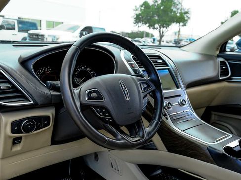 Used 2018 Lincoln MKX Select w/ Select Plus Package image 3