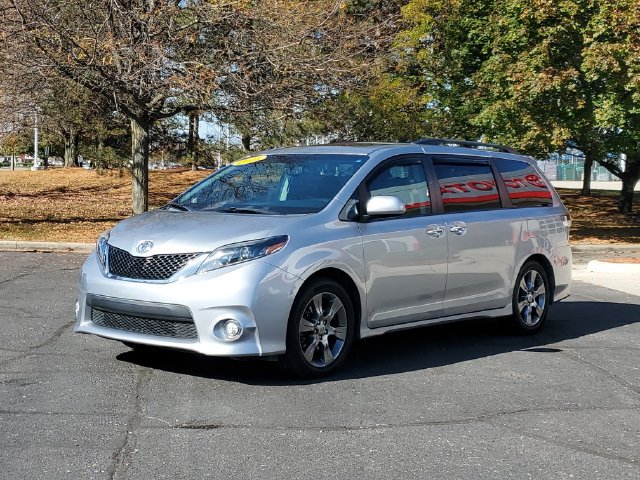 Used 2015 Toyota Sienna SE FWD image 2