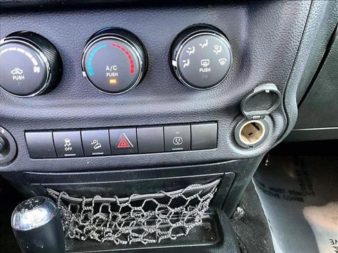 Used 2016 Jeep Wrangler Unlimited Rubicon w/ Connectivity Group image 25