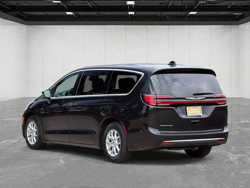 Certified 2023 Chrysler Pacifica Touring-L FWD image 3