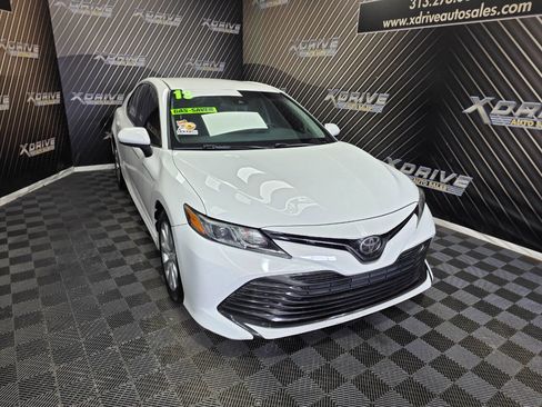 Used 2018 Toyota Camry LE image 6