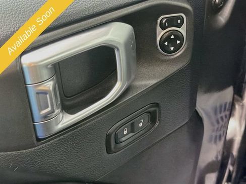 Used 2018 Jeep Wrangler Unlimited Sahara AWD/4WD image 17