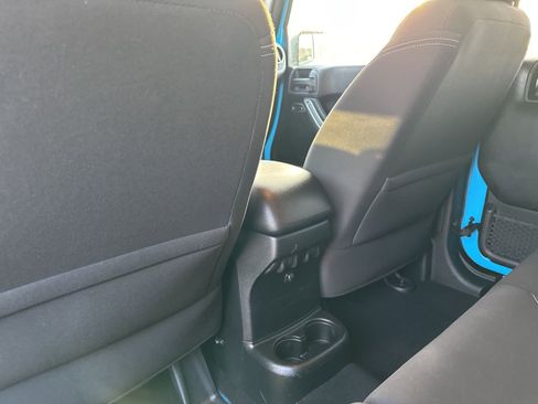 Used 2018 Jeep Wrangler Unlimited Rubicon w/ Cold Weather Group image 34