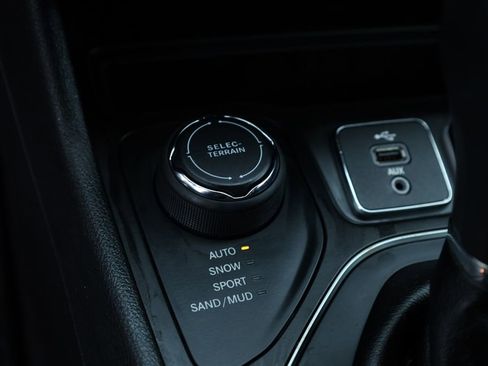 Used 2019 Jeep Cherokee Latitude Plus w/ Cold Weather Group image 10