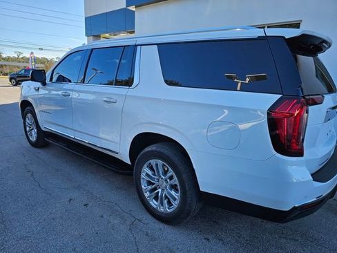 Used 2023 GMC Yukon XL SLT w/ SLT Luxury Package image 3
