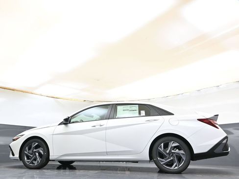 Certified 2025 Hyundai Elantra Sport FWD image 36