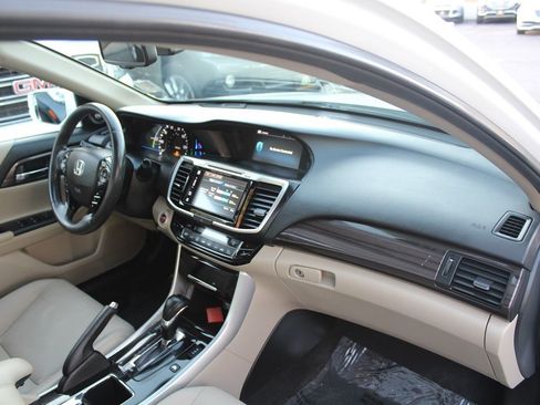 Used 2017 Honda Accord Touring image 22
