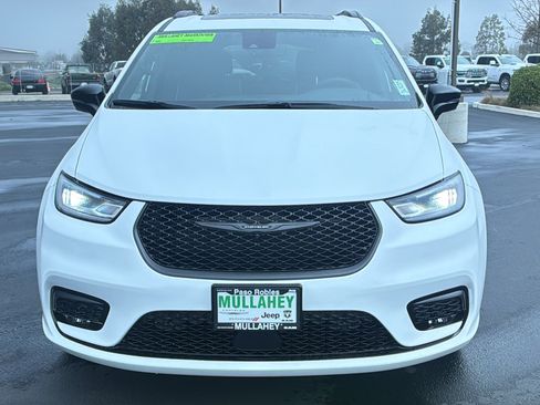 New 2026 Chrysler Pacifica Limited w/ Uconnect Theater Family Group image 8