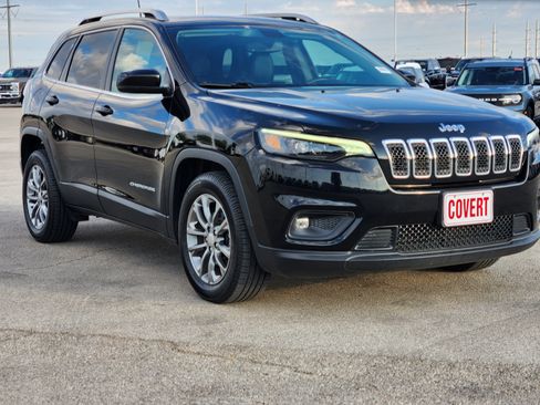 Used 2019 Jeep Cherokee Latitude Plus w/ Comfort/Convenience Group FWD image 3