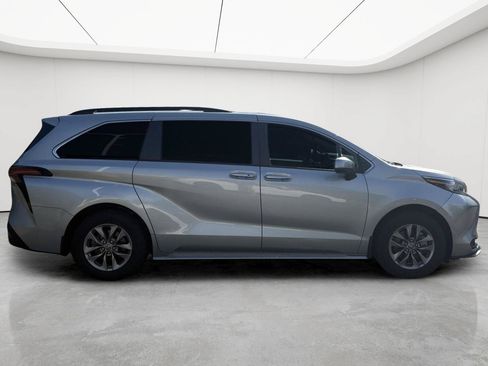 Used 2022 Toyota Sienna LE AWD/4WD image 4