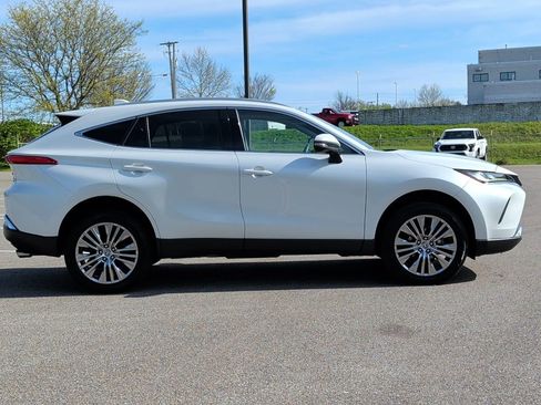 Used 2023 Toyota Venza XLE image 10