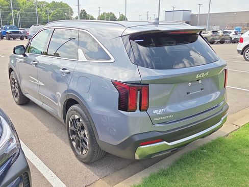 Used 2024 Kia Sorento S w/ Panoramic Sunroof Package FWD image 5