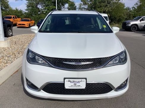 Used 2020 Chrysler Pacifica Touring-L FWD image 2