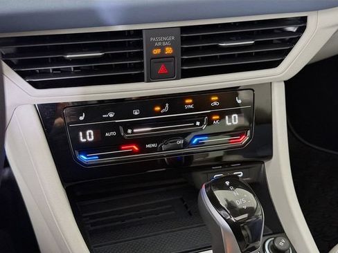 Used 2025 Volkswagen Jetta SE FWD image 17