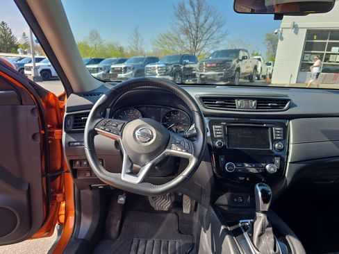 Used 2020 Nissan Rogue SV AWD/4WD image 16
