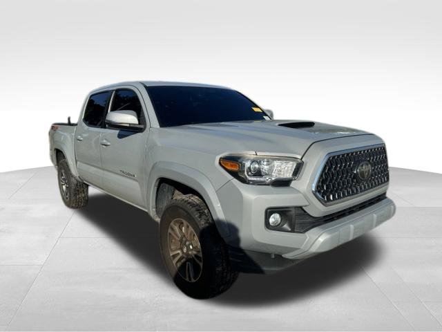 Used 2018 Toyota Tacoma TRD Sport AWD/4WD image 3