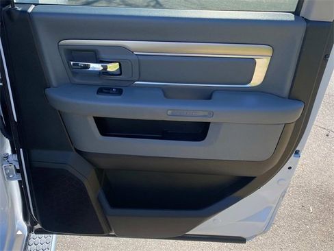 Used 2020 RAM 1500 Classic SLT w/ Luxury Group image 32