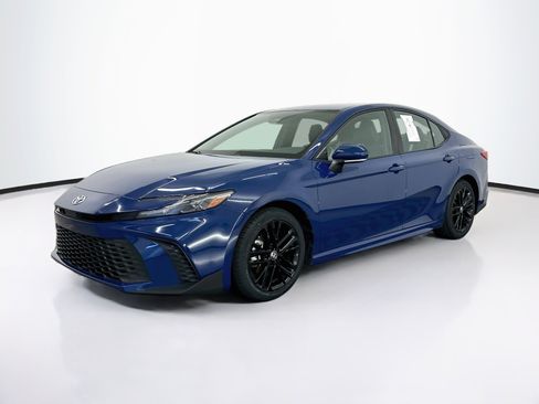 Used 2025 Toyota Camry SE FWD image 3