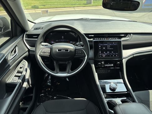 Used 2023 Jeep Grand Cherokee Laredo RWD image 19