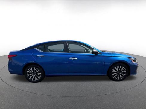 Used 2025 Nissan Altima 2.5 SV FWD image 13