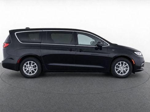 Used 2023 Chrysler Pacifica Touring-L FWD image 2