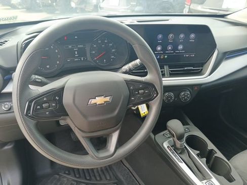 Used 2025 Chevrolet Trax LS w/ LS Convenience Package FWD image 19