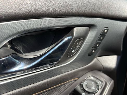 Used 2019 Chevrolet Traverse Premier w/ Driver Confidence II Package FWD image 18