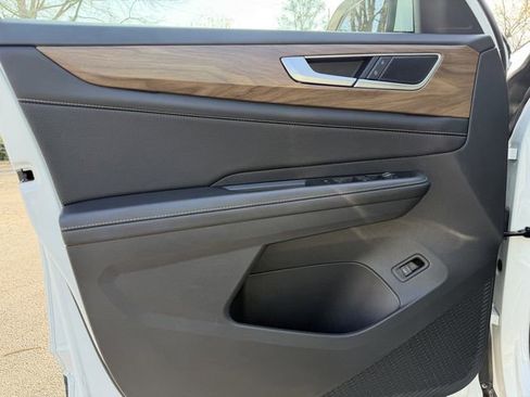 Used 2025 Volkswagen Atlas SE image 9