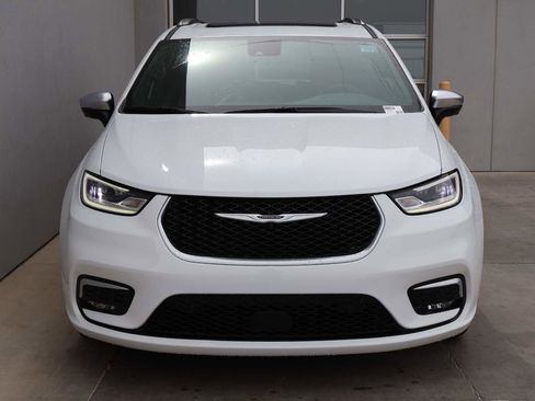 Used 2025 Chrysler Pacifica Pinnacle FWD image 5