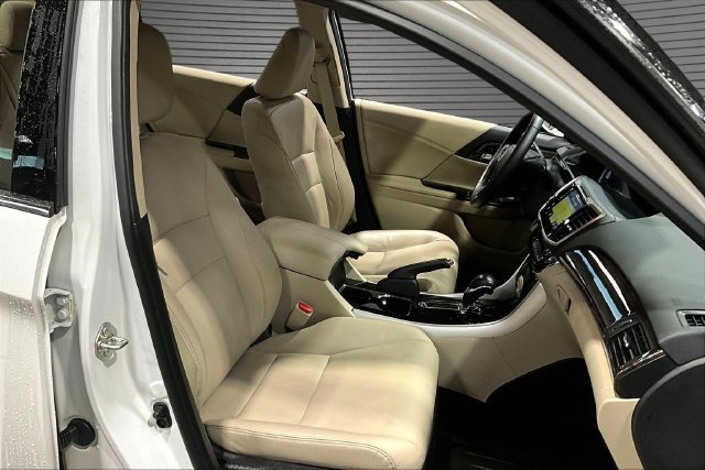 Used 2017 Honda Accord Touring image 28