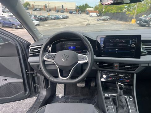 Used 2025 Volkswagen Jetta SE image 33