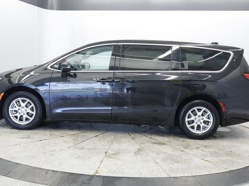 Certified 2023 Chrysler Pacifica Touring-L FWD image 2