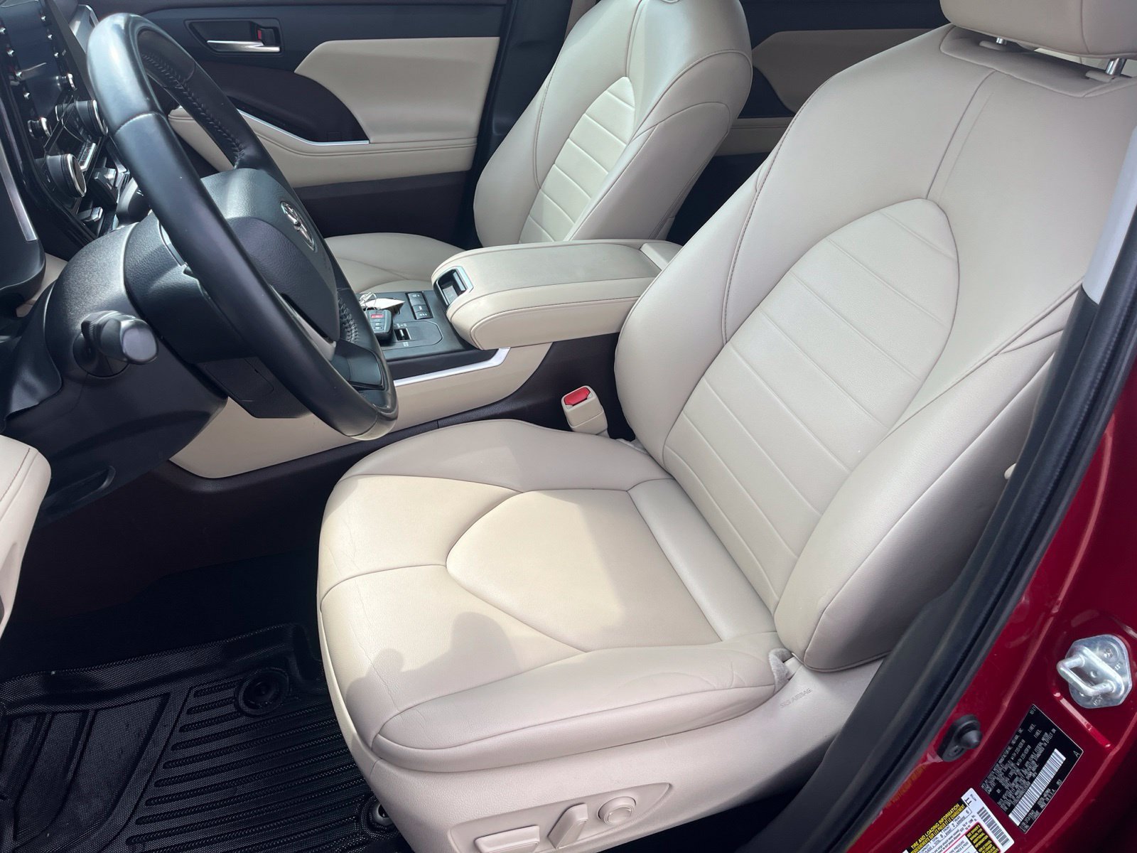 Used 2022 Toyota Highlander XLE FWD image 13