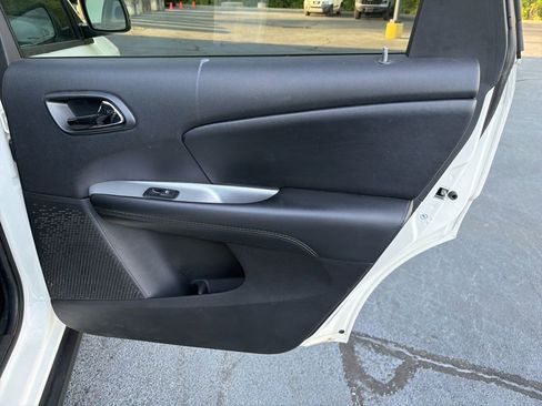 Used 2019 Dodge Journey SE FWD image 19