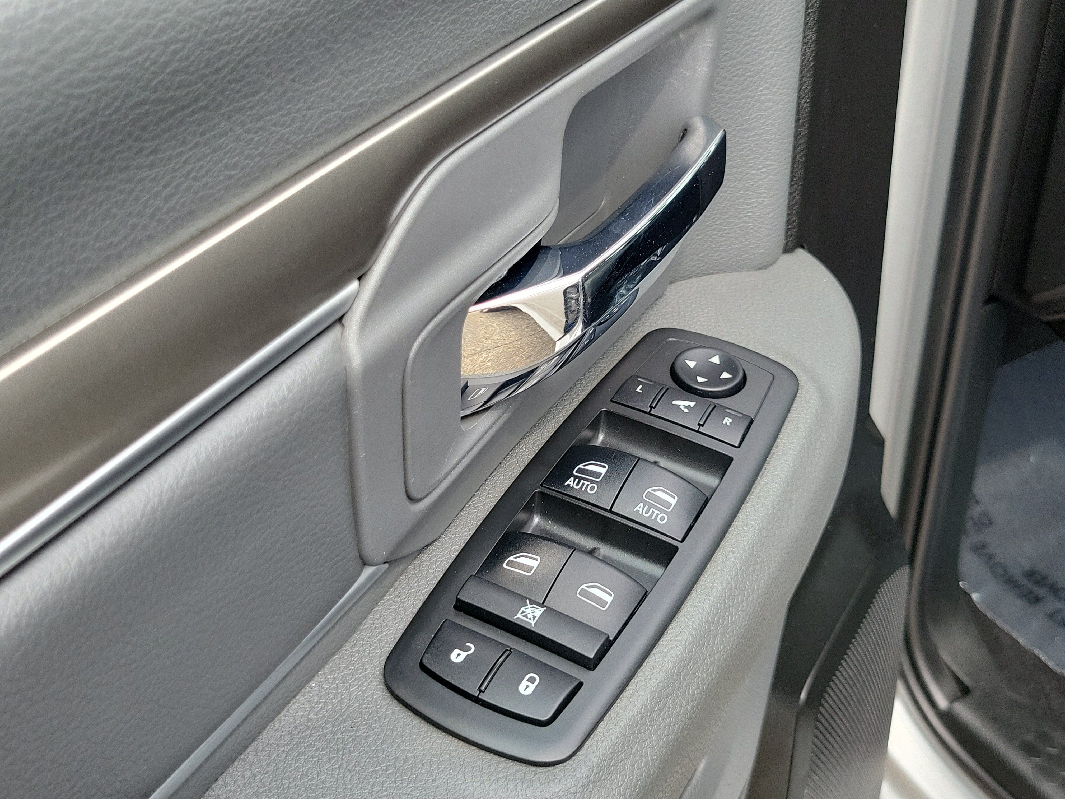 Used 2019 RAM 1500 Classic SLT w/ Luxury Group AWD/4WD image 7