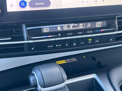 Used 2025 Toyota Sienna XLE FWD image 22