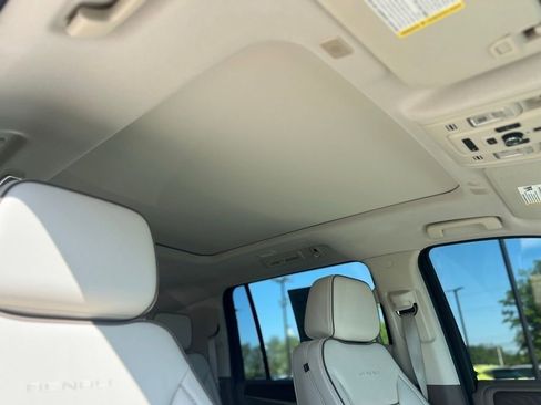 Used 2022 GMC Yukon XL Denali AWD/4WD image 12