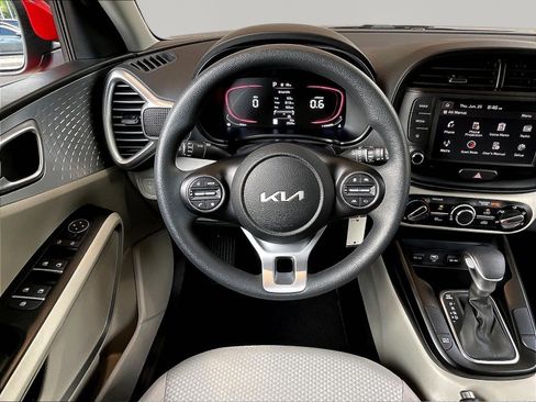 Used 2025 Kia Soul LX w/ LX Technology Package FWD image 8