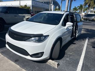 Used 2018 Chrysler Pacifica Touring-L w/ Premium Audio Group video 1