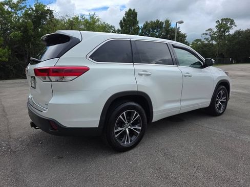 Used 2017 Toyota Highlander Plus FWD image 3