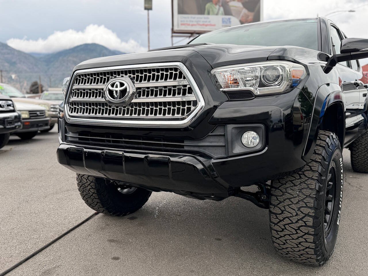 Used 2017 Toyota Tacoma TRD Sport w/ Premium & Technology Package AWD/4WD image 14