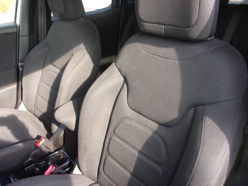 Used 2018 Jeep Renegade Latitude w/ Cold Weather Group AWD/4WD image 12