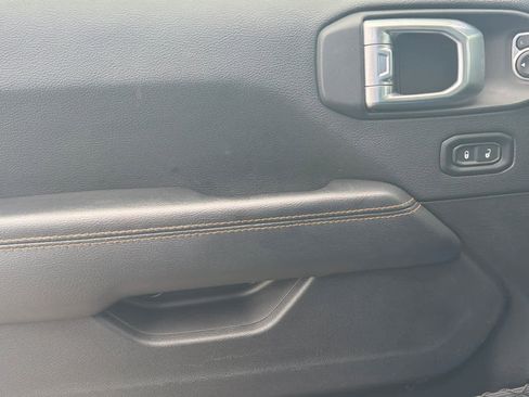 Used 2022 Jeep Gladiator Overland image 12