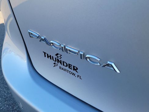 Used 2023 Chrysler Pacifica Touring-L image 6