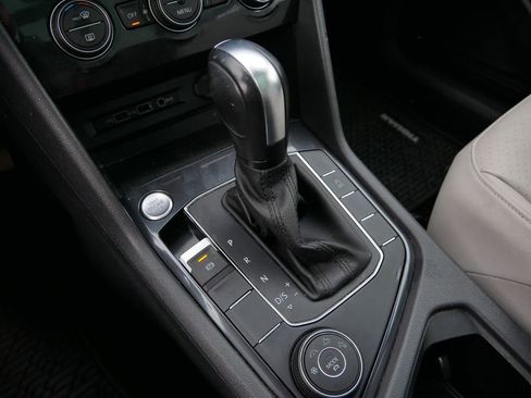 Used 2020 Volkswagen Tiguan SE w/ Panoramic Sunroof Package image 39