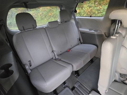 Used 2012 Toyota Sienna XLE w/ Premium Pkg image 15