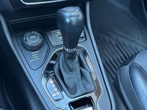 Used 2022 Jeep Cherokee Limited w/ Mopar Interior Package AWD/4WD image 22