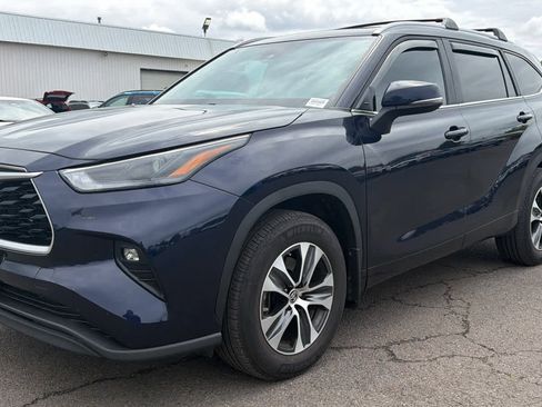 Used 2023 Toyota Highlander XLE AWD/4WD image 2