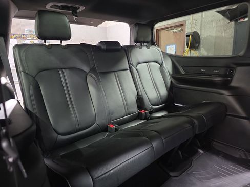 Used 2023 Jeep Wagoneer Series II AWD/4WD image 12
