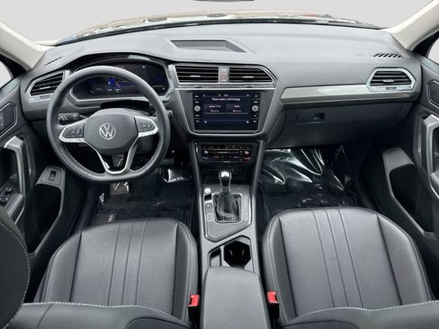 Used 2024 Volkswagen Tiguan SE w/ Panoramic Sunroof Package FWD image 22